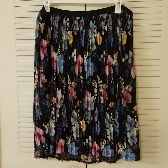 Ava & Viv Pleated Floral Skirt - Picture 3 of 4